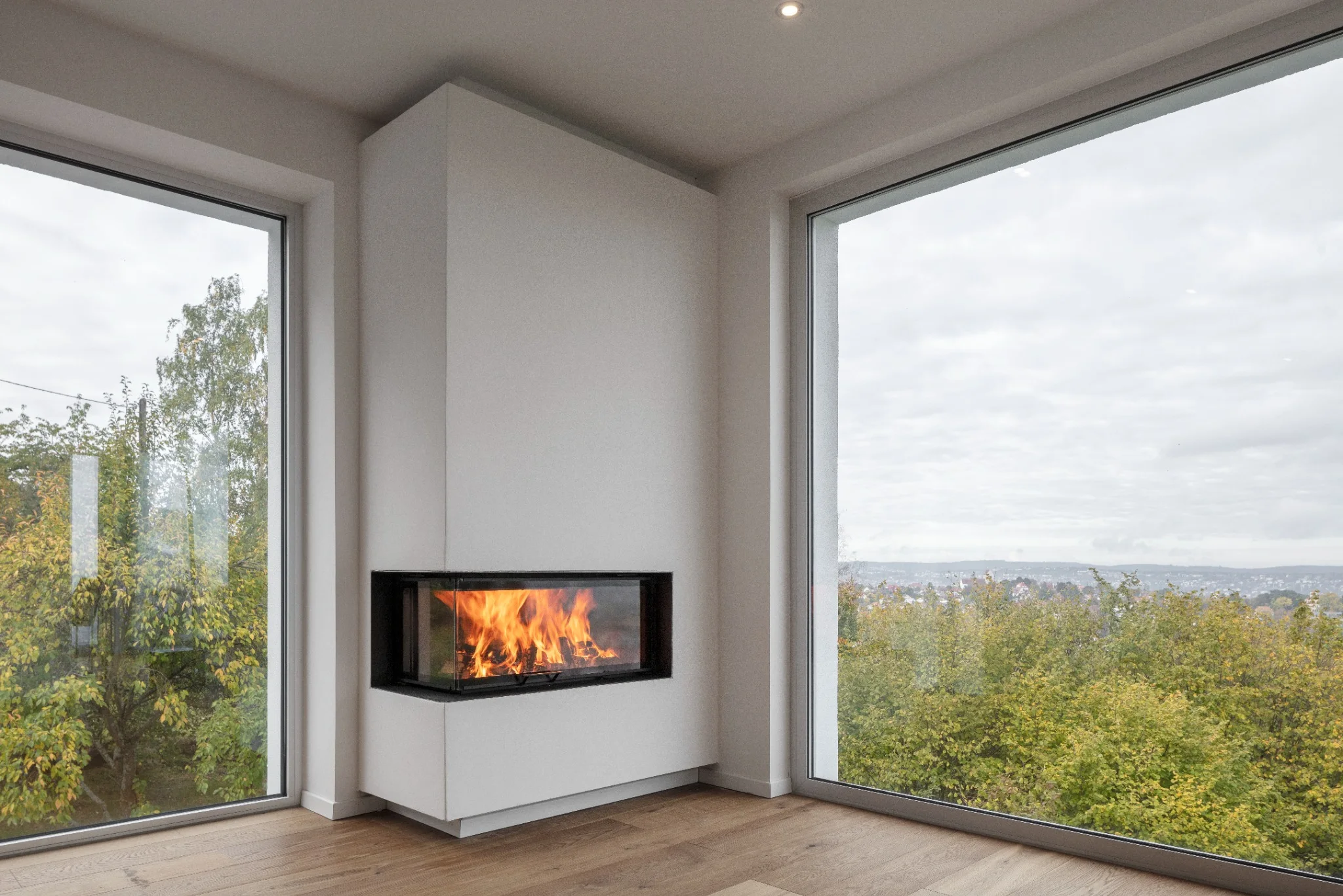 Fertig gebauter Eckkamin zwischen zwei Fensterflächen in Stuttgart-Ost